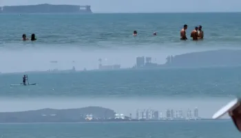 Fenomen i çuditshëm në Gjirin e Lalzit, një qytet shfaqet në horizont, pamjet bëhen virale (VIDEO)