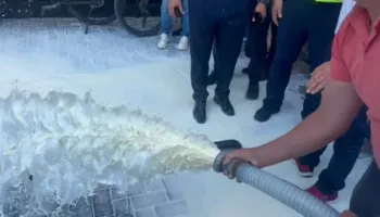 Fermerët e qumështit në protestë në Kosovë, zbrazin cisternat para Ministrisë së Bujqësisë