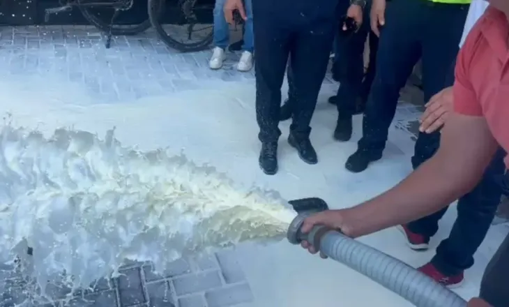 Fermerët e qumështit në protestë në Kosovë, zbrazin cisternat para Ministrisë së Bujqësisë