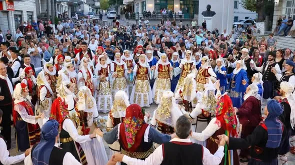Festivali “Më ço në fshatin tënd” mbledh dhjetra grupet folklorike në Dropull