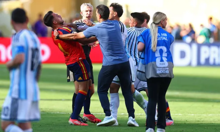 FIFA mbyll çështjen “Paredes” dhe i heq kartonin e kuq lojtarit