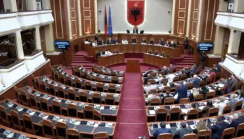 Fillon Kuvendi! Deputetët demokratë bojkotojnë seancën, godina blindohet nga forcat e policisë