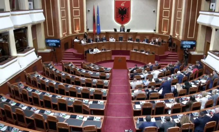 Fillon Kuvendi! Deputetët demokratë bojkotojnë seancën, godina blindohet nga forcat e policisë