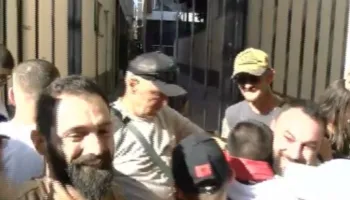 “Fitore! Rama ka mbaru!”/ Vijon lirimi i të arrestuarve, mes tyre edhe aktivisti Gent Progni