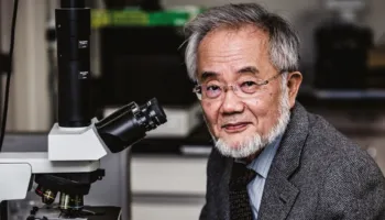 Fituesi i Nobelit Yoshinori Ohsumi dhuron medaljen e tij: Një mesazh frymëzimi për shkencëtarët e rinj