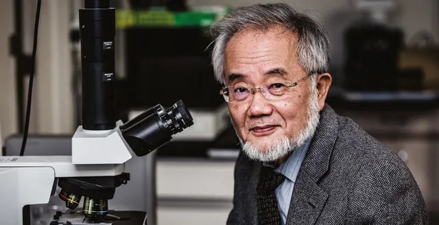 Fituesi i Nobelit Yoshinori Ohsumi dhuron medaljen e tij: Një mesazh frymëzimi për shkencëtarët e rinj