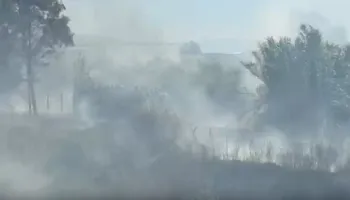 Flakë në Novoselë, zjarrfikësit në vendngjarje, rrezikohen disa banesa
