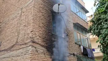 Flakët përfshijnë apartamentin në Korçë, humb jetën 74-vjeçari