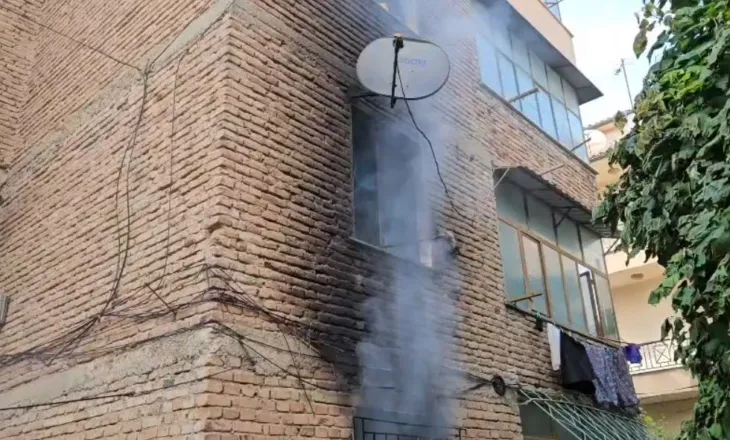 Flakët përfshijnë apartamentin në Korçë, humb jetën 74-vjeçari