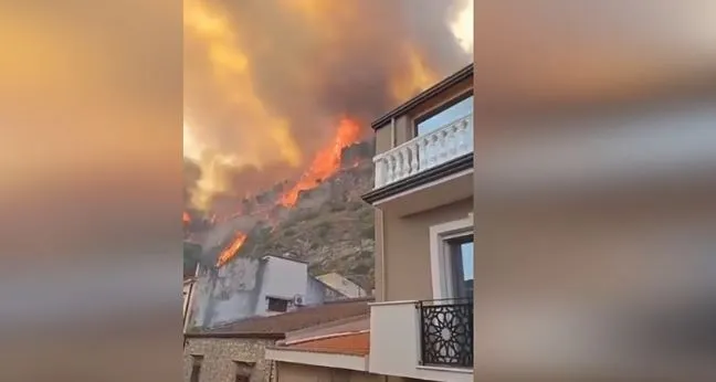 Flakët shkatërrojnë zonën pranë Palermos, autoritetet shpallin emergjencë