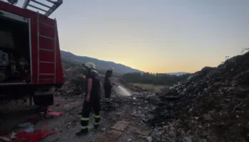 Flakët shkrumbojnë shkurre e barishte në Gjirokastër, autoritetet thirrje qytetarëve të tregojnë kujdes maksimal