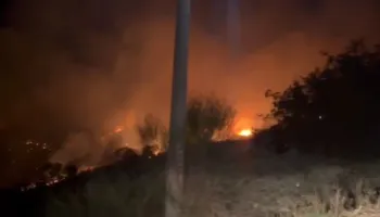 Flakët ‘zbresin’ në Ksamil/ Zjarr i madh pranë resortit luksoz në jug të vendit