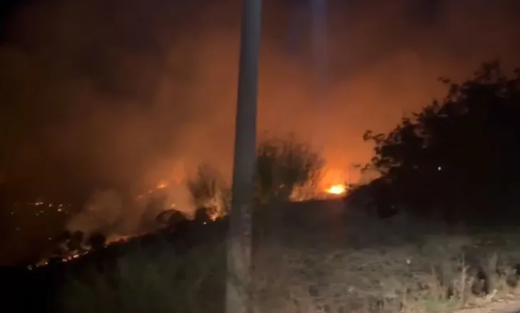 Flakët ‘zbresin’ në Ksamil/ Zjarr i madh pranë resortit luksoz në jug të vendit
