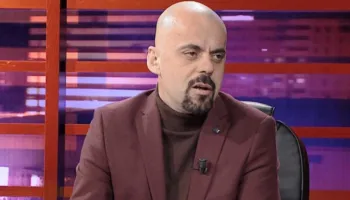 Flamingot/ Humbja e durimit në protesta, në favor të qeverisë Rama