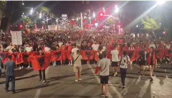 Flamuj, pankarta dhe thirrje, protestuesit “pushtojnë” rrugët e Tiranës, ushton kërkesa: Rama jepe dorëheqjen!