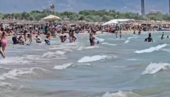 Flamuri i kuq ngrihet në plazhet e Vlorës, era dhe dallgët detyrojnë pushuesit të largohen