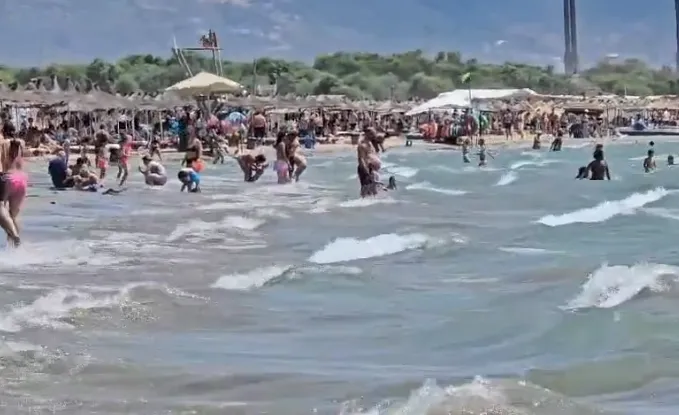 Flamuri i kuq ngrihet në plazhet e Vlorës, era dhe dallgët detyrojnë pushuesit të largohen