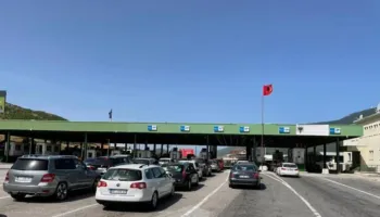 Fluks i lartë pushuesish drejt Shqipërisë / Qytetarët nga Kosova zgjedhin bregdetin shqiptar për pushimet verore