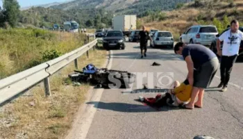 FOTO/ Aksident i rëndë në Gjirokastër–Tepelenë, motoristi rrezikon këmbën, niset me helikopter drejt Tiranës
