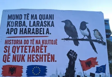 FOTO/ “Empati me fjalë, arrogancë me vepra”, protestuesit i përgjigjen Ramës me pankarta: Mund të na quash korba…