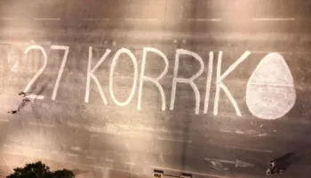 FOTO-LAJM/ ’27 korrik’, vizatohet data e protestës së nesërme në bulevard! Piktura epike, mesazh për deputetët