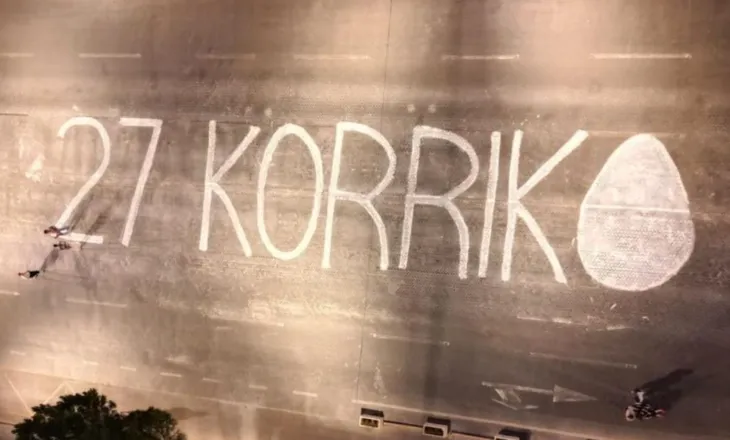FOTO-LAJM/ ’27 korrik’, vizatohet data e protestës së nesërme në bulevard! Piktura epike, mesazh për deputetët
