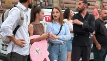 FOTO-LAJM/ Deputetja Marjana Koçeku, shfaqet në tubimin e vendosur para Kryeministrisë