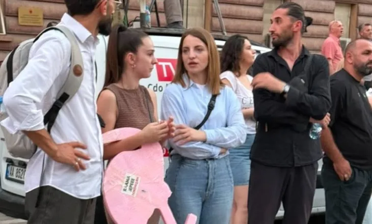 FOTO-LAJM/ Deputetja Marjana Koçeku, shfaqet në tubimin e vendosur para Kryeministrisë