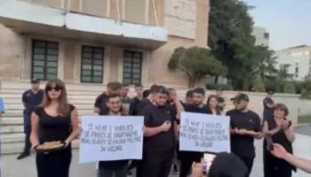 FOTO-LAJM/ Dita e 40-të e revoltës, të veshur me të zeza të rinjtë i sjellin Ramës hallvë si mesazh për ‘vdekje…