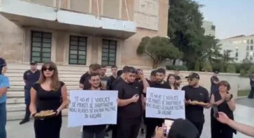 FOTO-LAJM/ Dita e 40-të e revoltës, të veshur me të zeza të rinjtë i sjellin Ramës hallvë si mesazh për ‘vdekje…