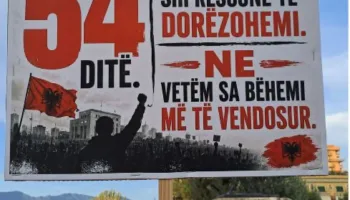 FOTO-LAJM/ Dita e 54-t e protestës kundër Ramës! Pankarta me ironi dhe mesazhe politike