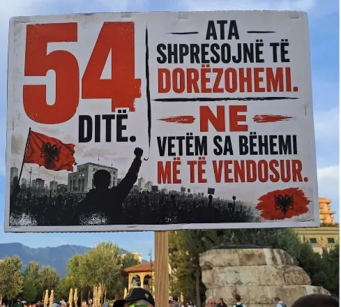 FOTO-LAJM/ Dita e 54-t e protestës kundër Ramës! Pankarta me ironi dhe mesazhe politike