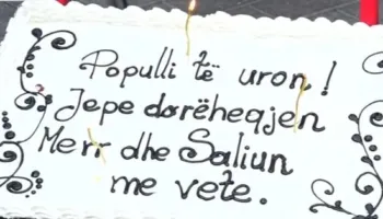 FOTO-LAJM, epike, protestuesit me tortë në Bulevard për ditëlindje e Ramës: Populli të uron, jep dorëheqjen