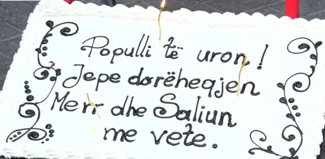 FOTO-LAJM, epike, protestuesit me tortë në Bulevard për ditëlindje e Ramës: Populli të uron, jep dorëheqjen