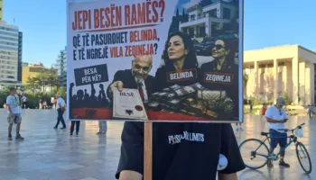 FOTO-LAJM/ “Jepi besën Ramës, të pasurohet Belinda e të ngrejë vila Zeqineja”! Pankartat pikante godasin kryeministrin