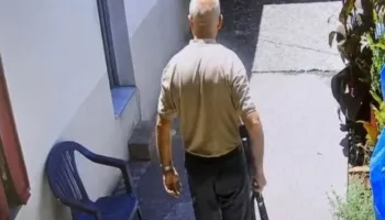 FOTO-LAJM/ Krimi në Shkodër, momenti kur 62-vjeçari del nga shtëpia me armë gjahu, shkon drejt gruas për ta vrarë