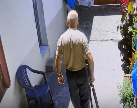 FOTO-LAJM/ Krimi në Shkodër, momenti kur 62-vjeçari del nga shtëpia me armë gjahu, shkon drejt gruas për ta vrarë