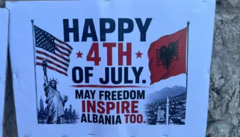 FOTO-LAJM/ Me flamuj amerikanë dhe pankarta, protestuesit i urojnë SHBA-së Pavarësinë: Liria juaj na frymëzoftë