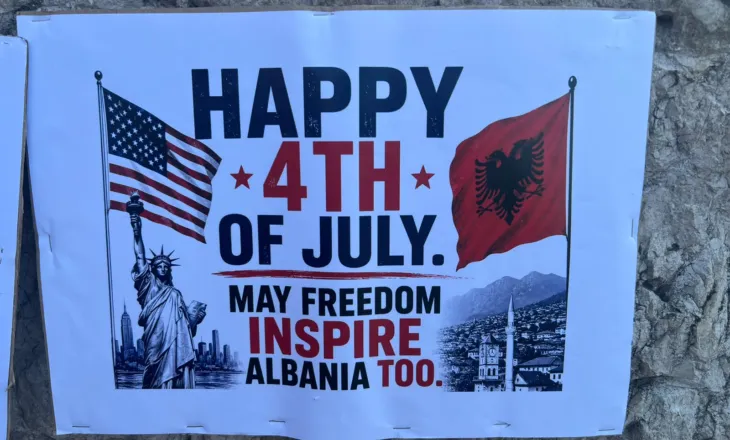 FOTO-LAJM/ Me flamuj amerikanë dhe pankarta, protestuesit i urojnë SHBA-së Pavarësinë: Liria juaj na frymëzoftë
