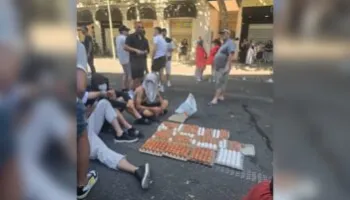 FOTO/ Protestuesit presin mbylljen e Kuvendit, u zënë “pritë” deputetëve me vezë para godinës!