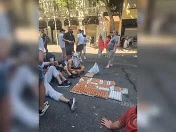 FOTO/ Protestuesit presin mbylljen e Kuvendit, u zënë “pritë” deputetëve me vezë para godinës!