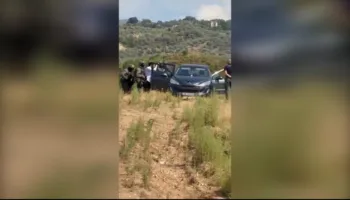 FOTO/ Qëlloi veten pasi liroi 24-vjeçaren, dalin pamjet kur policia rrethon makinën e Nertil Buzit