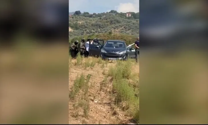 FOTO/ Qëlloi veten pasi liroi 24-vjeçaren, dalin pamjet kur policia rrethon makinën e Nertil Buzit