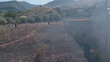 FOTO/ Zjarr i madh në Lazarat, era favorizoi flakët që rrezikuan banesat! Shkak dyshohet masa në telat elektrikë!