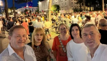 FOTOLAJM / Gjin Gjoni i bashkohet protestës para Kryeministrisë: Të largojmë qeverinë!