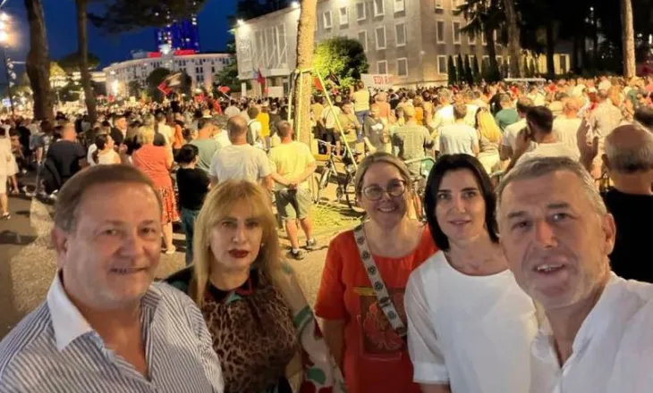 FOTOLAJM / Gjin Gjoni i bashkohet protestës para Kryeministrisë: Të largojmë qeverinë!