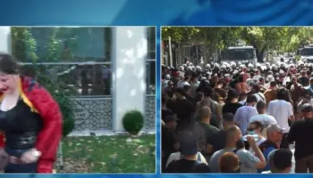 FOTOLAJM/ Policia hodhi ujë me piper në drejtim të protestuesve, një vajzë lëndohet rëndë në fytyrë