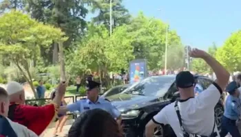 FOTOLAJM / Protestuesit, breshëri vezësh ndaj makinës së Taulant Ballës