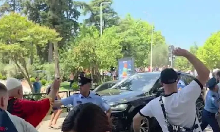 FOTOLAJM / Protestuesit, breshëri vezësh ndaj makinës së Taulant Ballës
