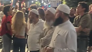FOTOLAJM/ Të shoqëruar nga besimtarë, një grup hoxhallarësh shfaqen çdo ditë në protestë